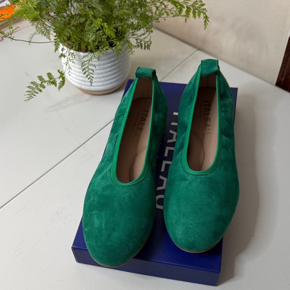 Italeau Women's Emerald Green Suede Loafers